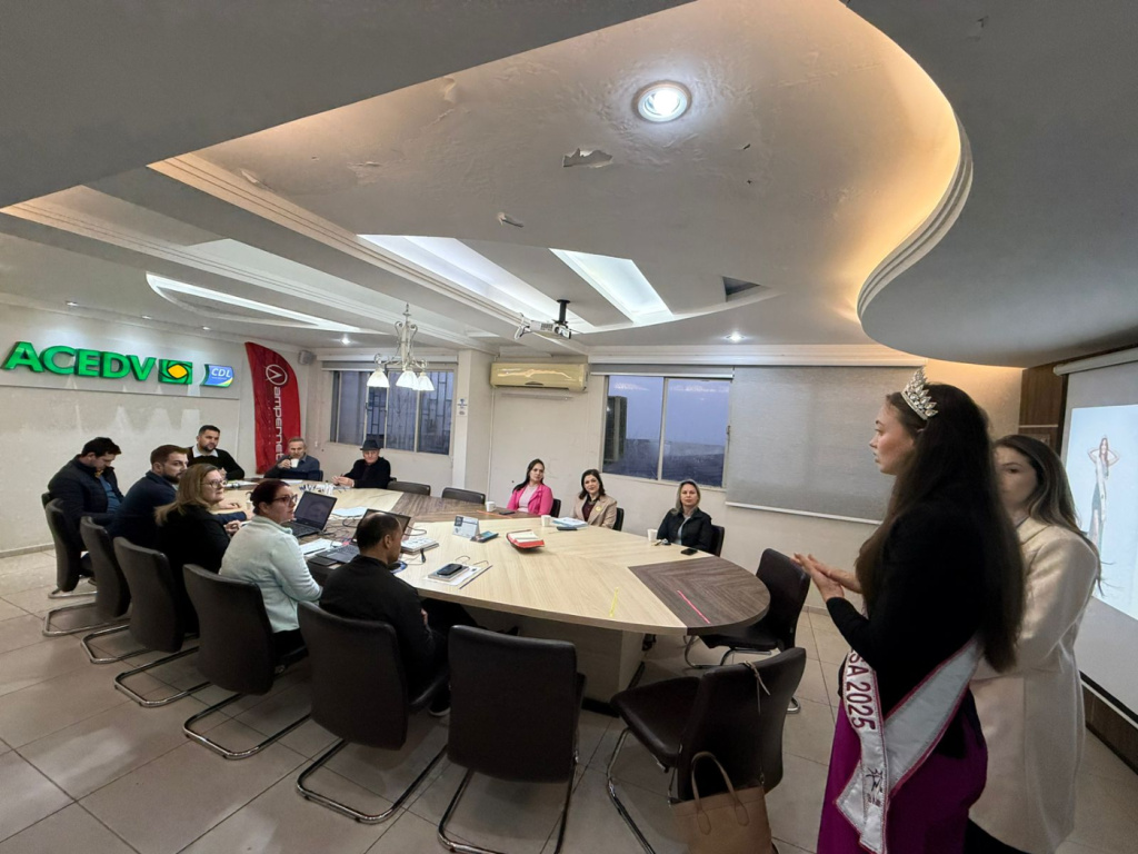 Lheid Laura Lohn da Silva participou de reunião na ACEDV/CDL