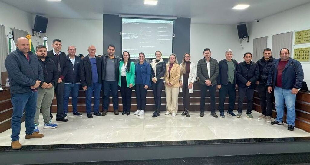 Vereadores e diretores da ACEDV/CDL na sessão que aprovou o Dia do Associativismo. Foto: Assessoria CMDV