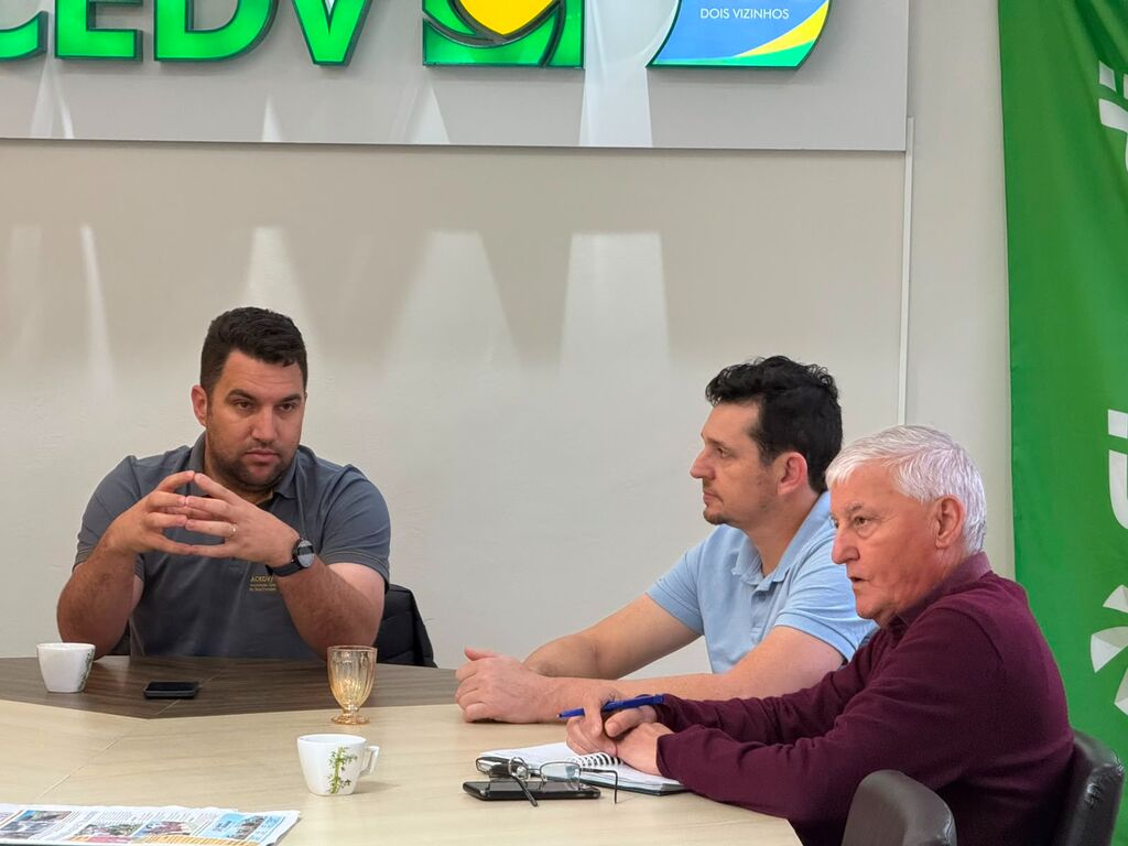 Diretores participam de reunião na ACEDV/CDL